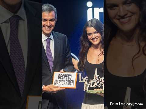 [The Objective] (septiembre 28, 2026) Amaia Romero le entrega a Pedro Sánchez un cartel en el que se lee «Decreto Maricarmen»