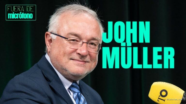 [The Objective] (octubre 12, 2026) John Müller: «Pedro Sánchez es un presidente que no tolera los límites» | Fuera DE Micrófono