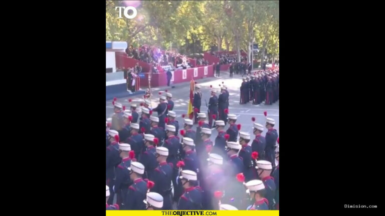 [The Objective] (octubre 12, 2026) Pedro Sánchez es recibido con pitos e insultos tras su llegada al desfile militar del 12 de octubre