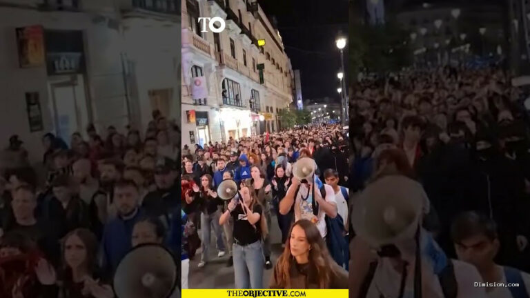 [The Objective] (octubre 7, 2026) Cientos de personas se dirigen al Congreso tras el fallecimiento de Maricarmen