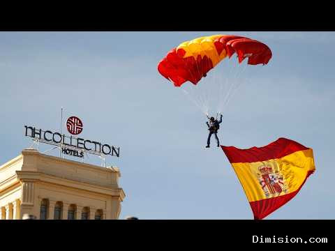 [The Objective] (octubre 12, 2026) Así ha sido el aterrizaje de los paracaidistas durante el desfile militar del 12 de octubre