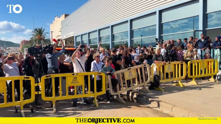 [The Objective] (octubre 20, 2026) Pedro Sánchez, recibido entre abucheos a su llegada a Oliva (Valencia).