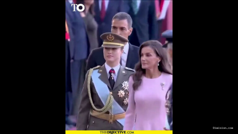 [The Objective] (octubre 12, 2026) Sánchez acompaña a los Reyes en su saludo a las autoridades y ministros, entre abucheos: «¡Traidor!»