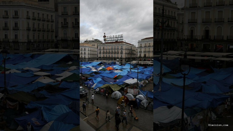 [The Objective] (octubre 6, 2026) La intensa lluvia de esta tarde en Madrid provoca una inundación en la acampada de la Puerta del Sol